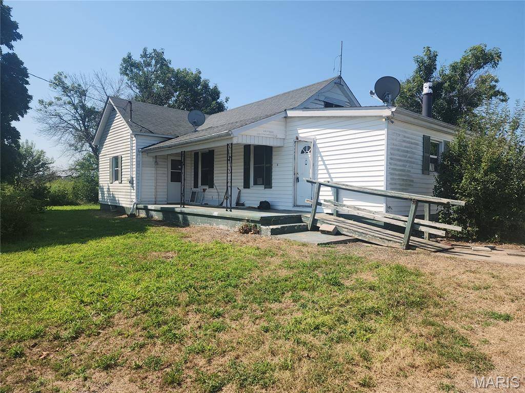 998 N West, Kane, IL 62054