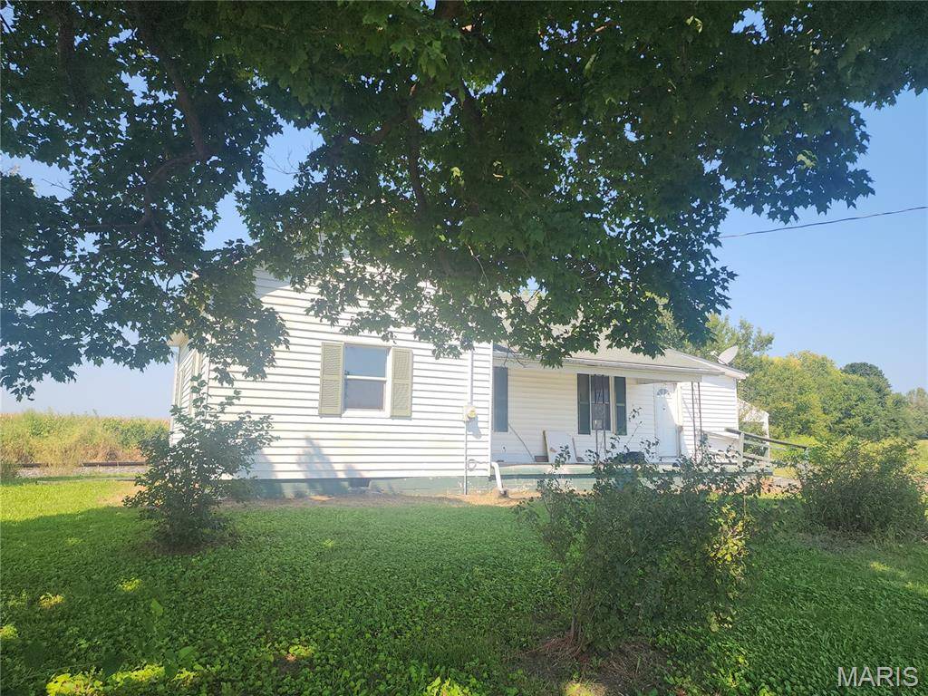 998 N West, Kane, IL 62054