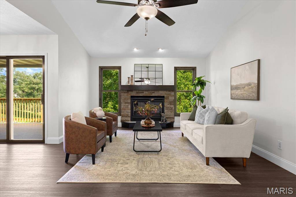 371 Point Of View DR, Edwardsville, IL 62025