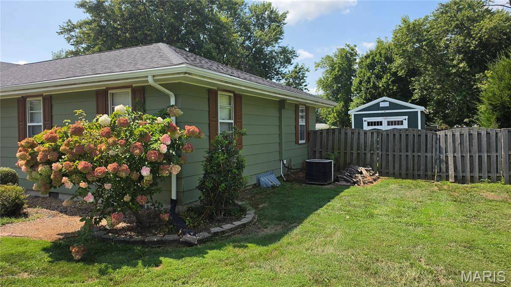 703 Klondike ST, Staunton, IL 62088
