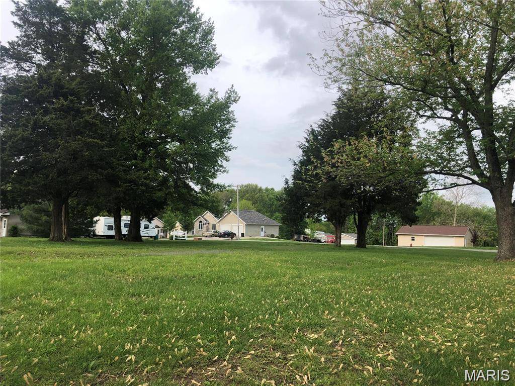 504 Julie Ann DR, St Elmo, IL 62458