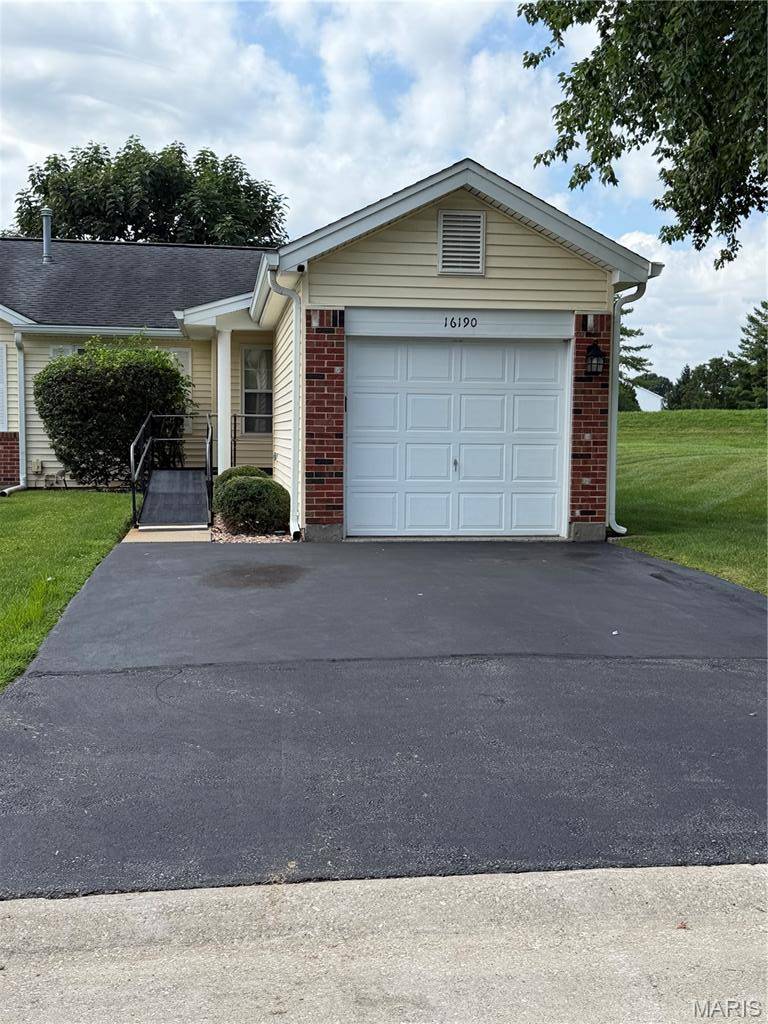 16190 Rose Wreath LN, Florissant, MO 63034