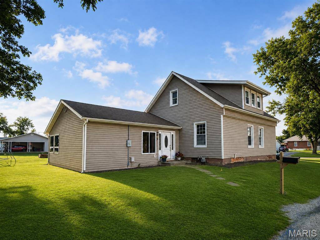 9 S Hickory ST, Smithton, IL 62285
