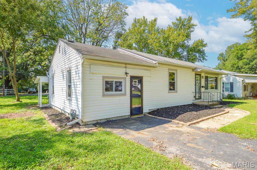 2 Manas DR, Belleville, IL 62226