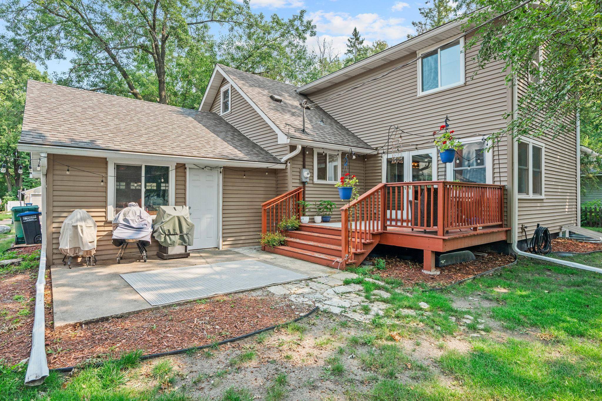832 Lovell AVE W, Roseville, MN 55113
