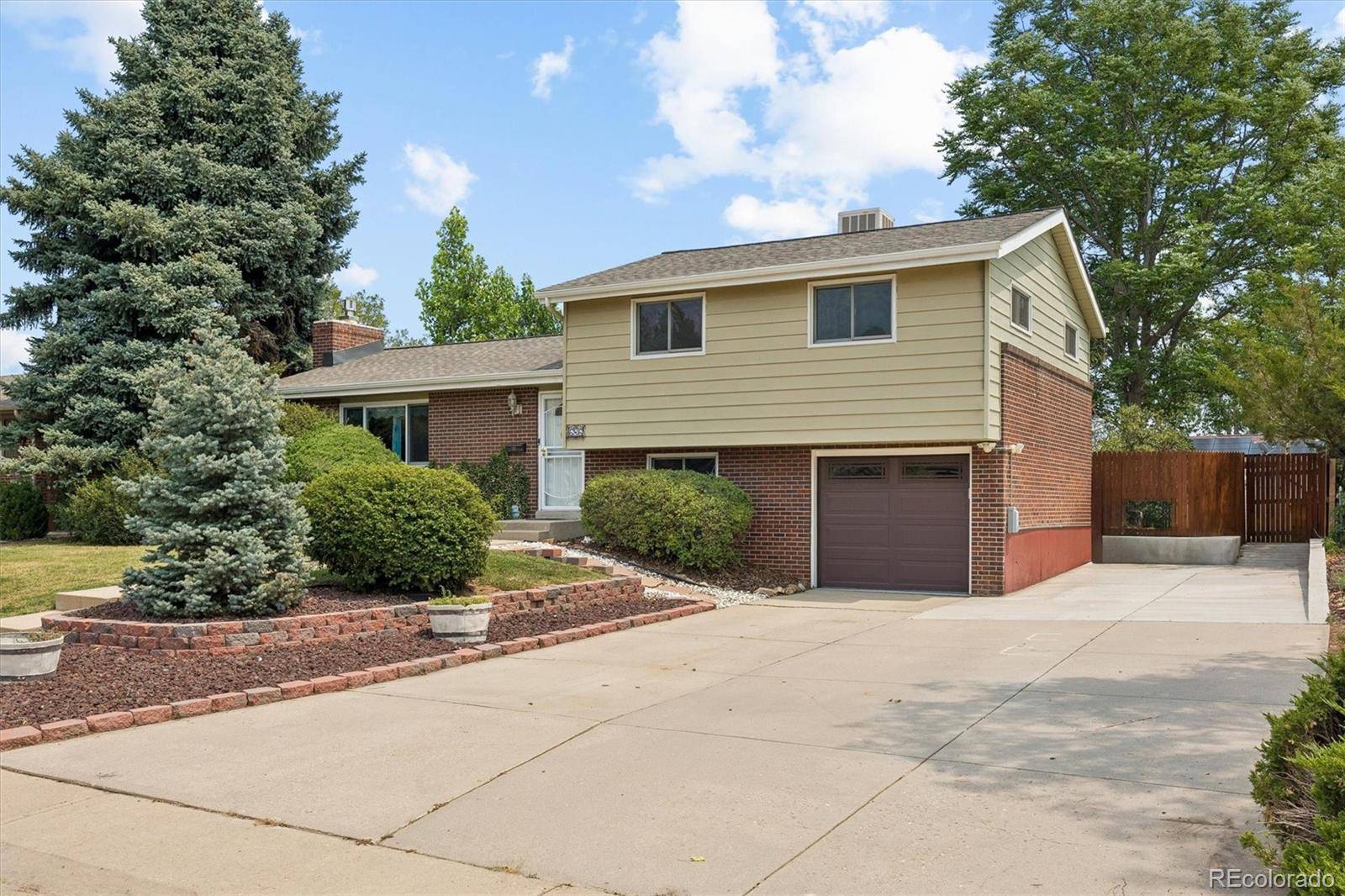 686 Elkhart ST, Aurora, CO 80011