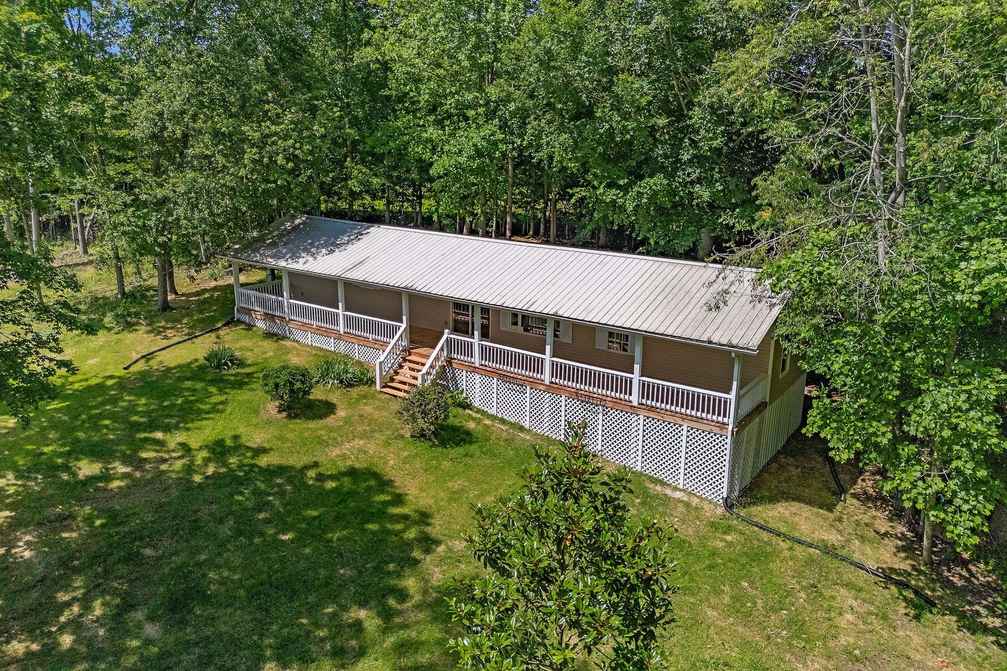 1007 Eastridge Dr, Byrdstown, TN 38549