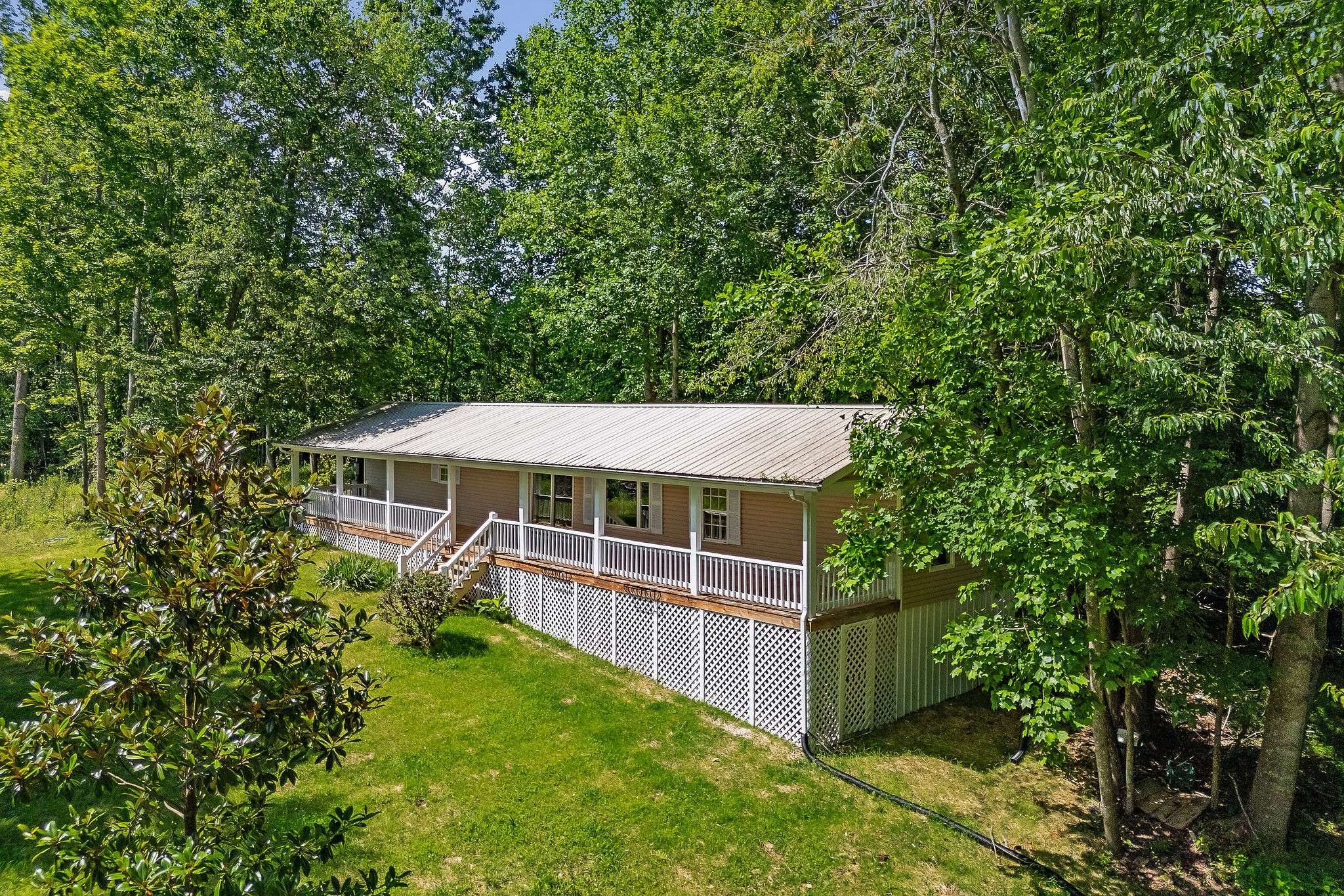 1007 Eastridge Dr, Byrdstown, TN 38549