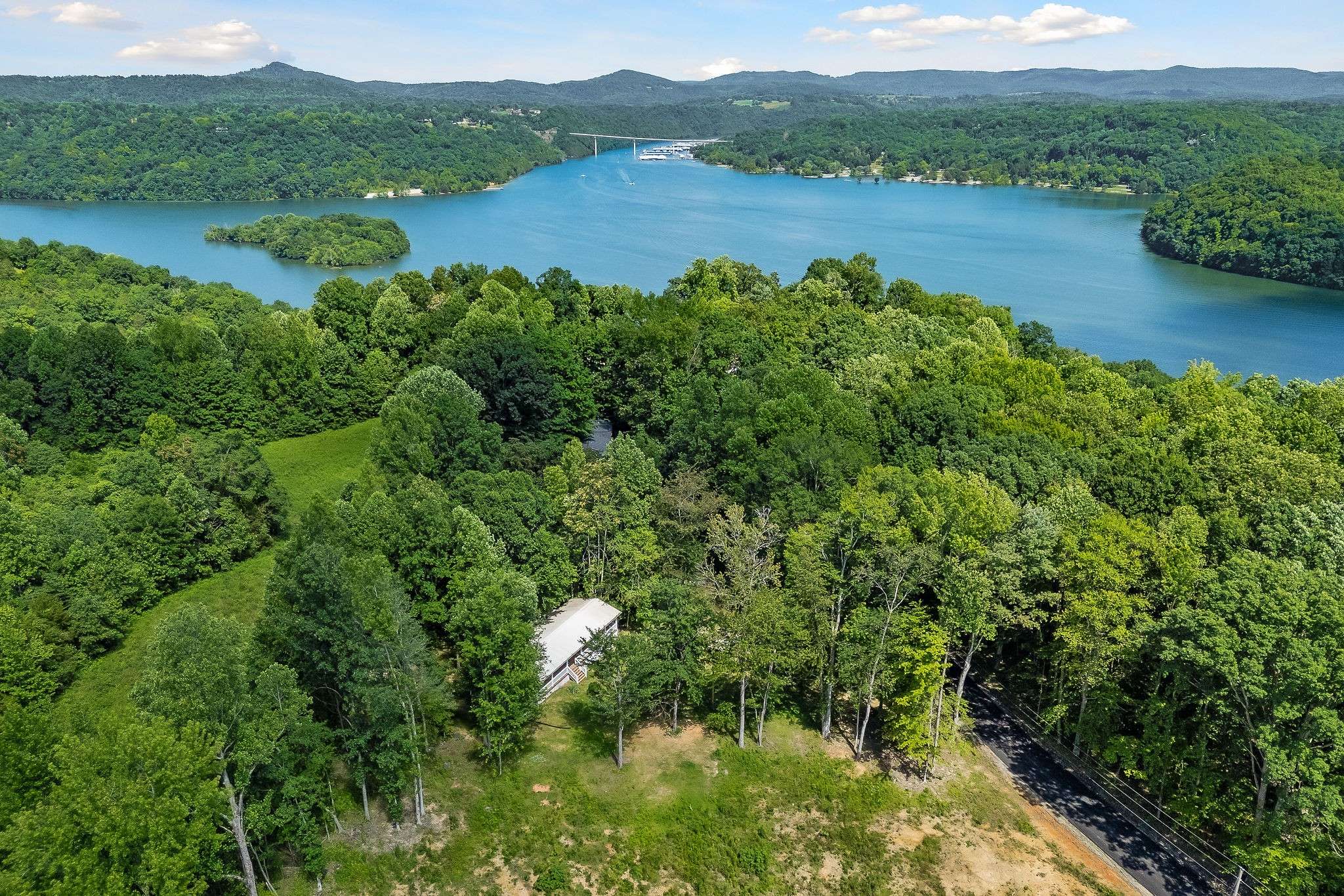 1007 Eastridge Dr, Byrdstown, TN 38549