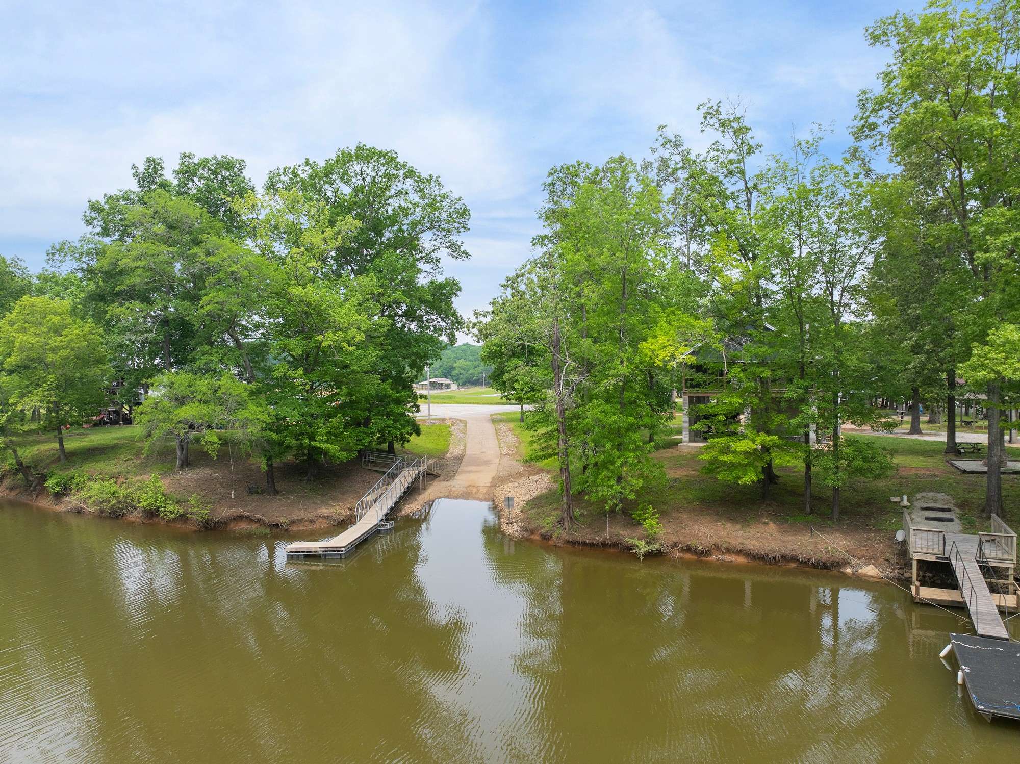 1017 River Front Dr, Clifton, TN 38425