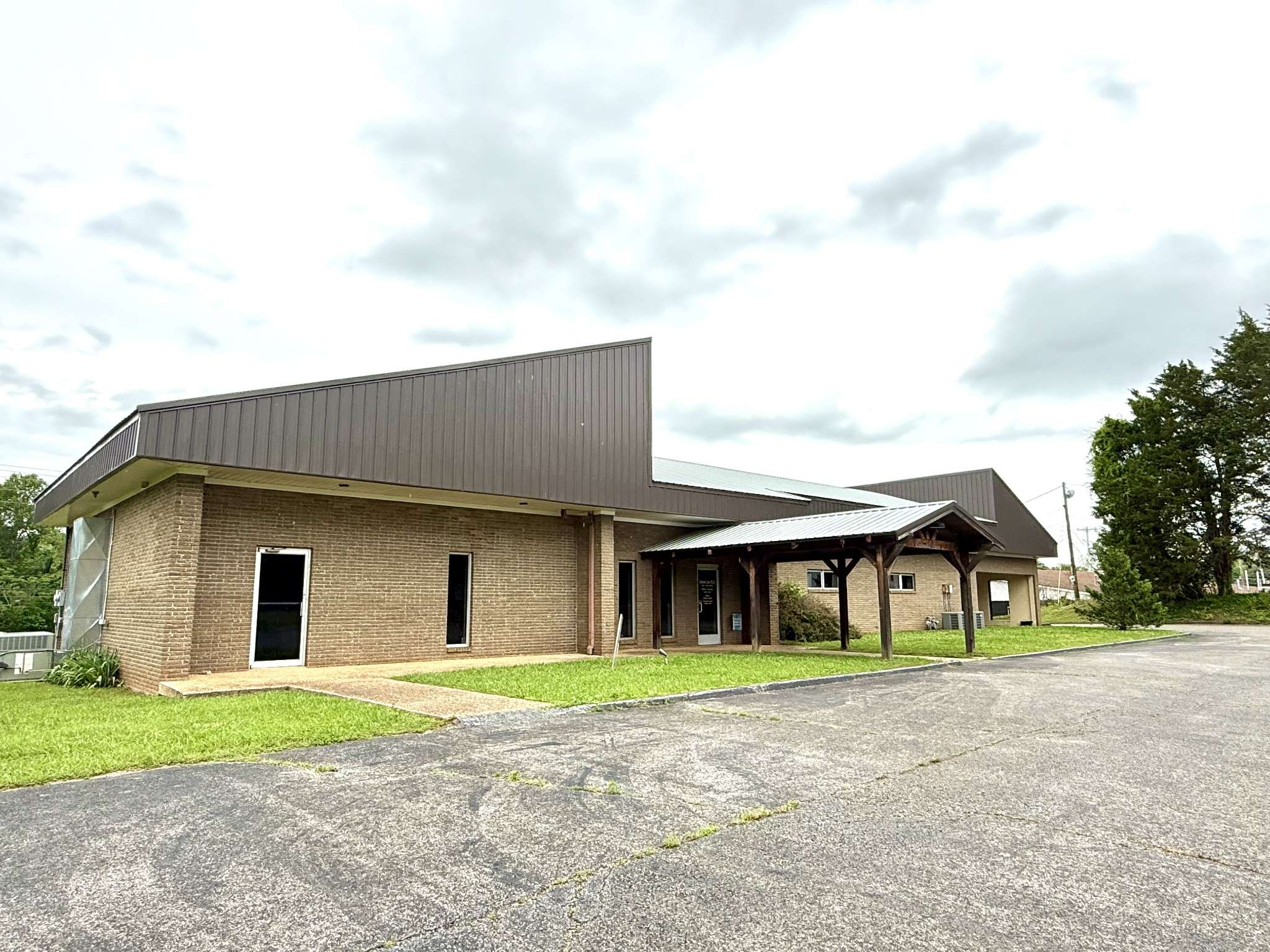411 W Gaines St, Lawrenceburg, TN 38464