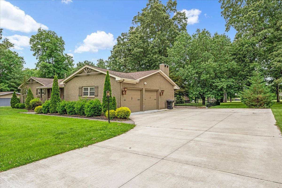 1809 Country Club Dr, Tullahoma, TN 37388