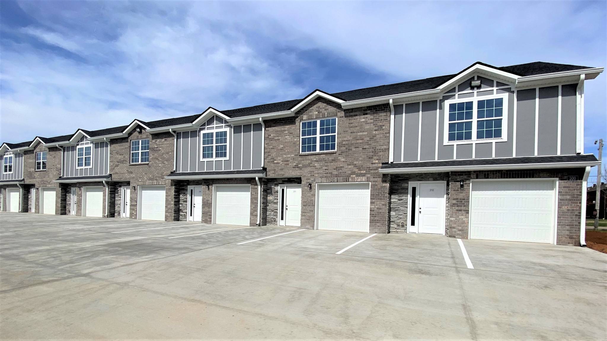 580 Heritage Pointe Dr #402, Clarksville, TN 37042