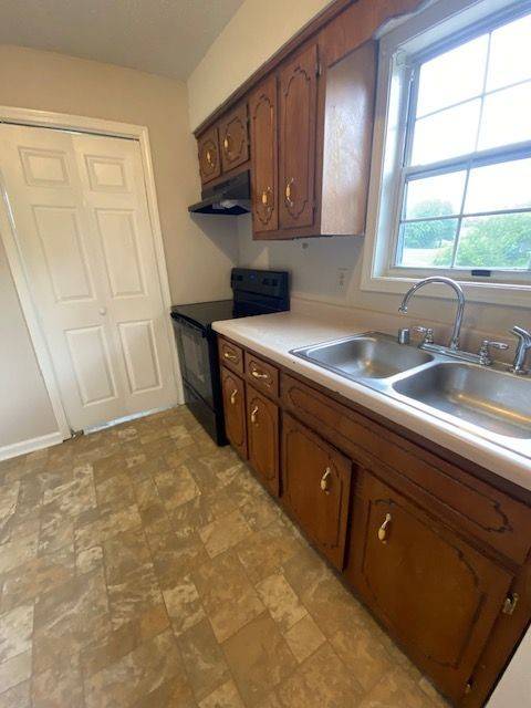 200 Hugh Hunter Rd, Oak Grove, KY 42262