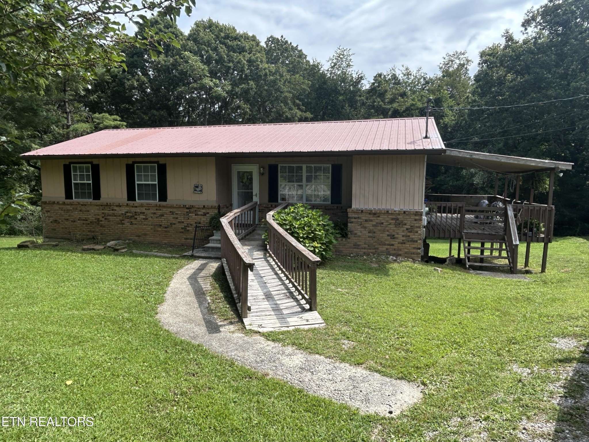 1041 Roysden Rd, Jamestown, TN 38556