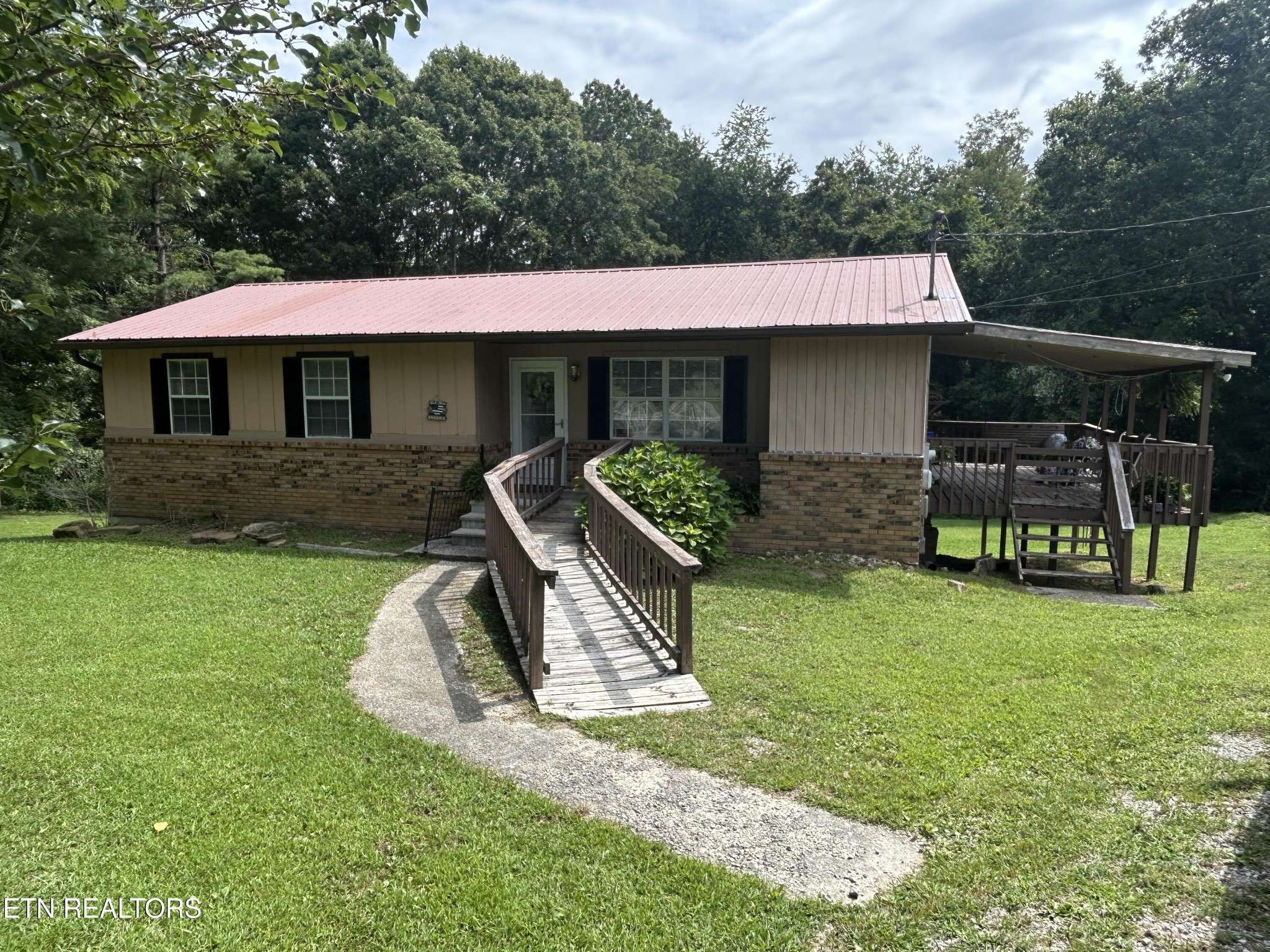 1041 Roysden Rd, Jamestown, TN 38556