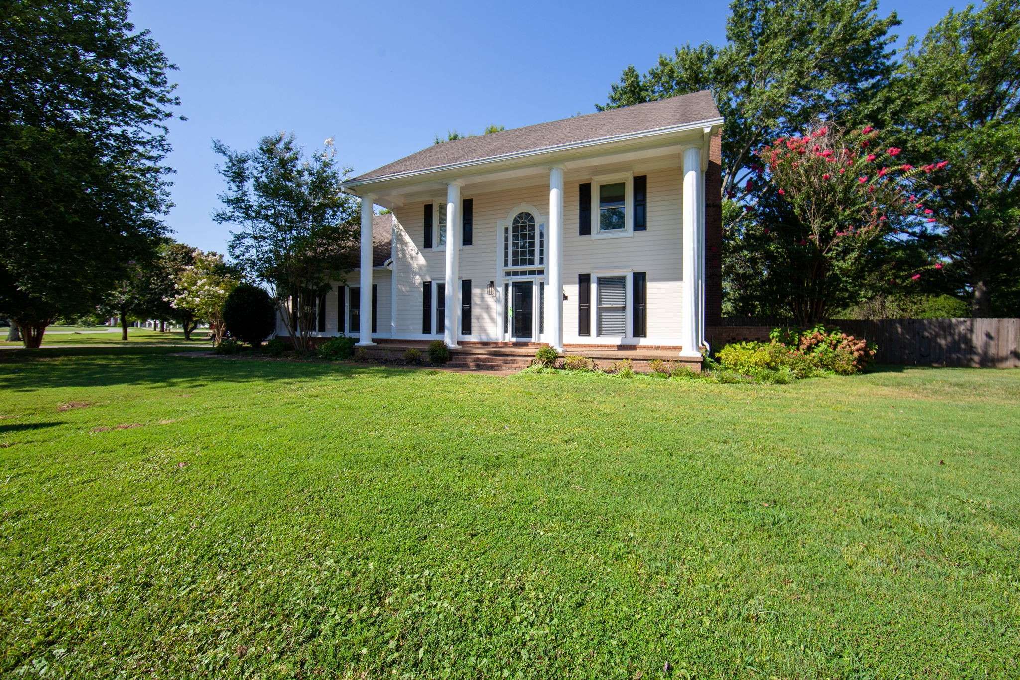 465 Shadow Ridge Dr, Jackson, TN 38305