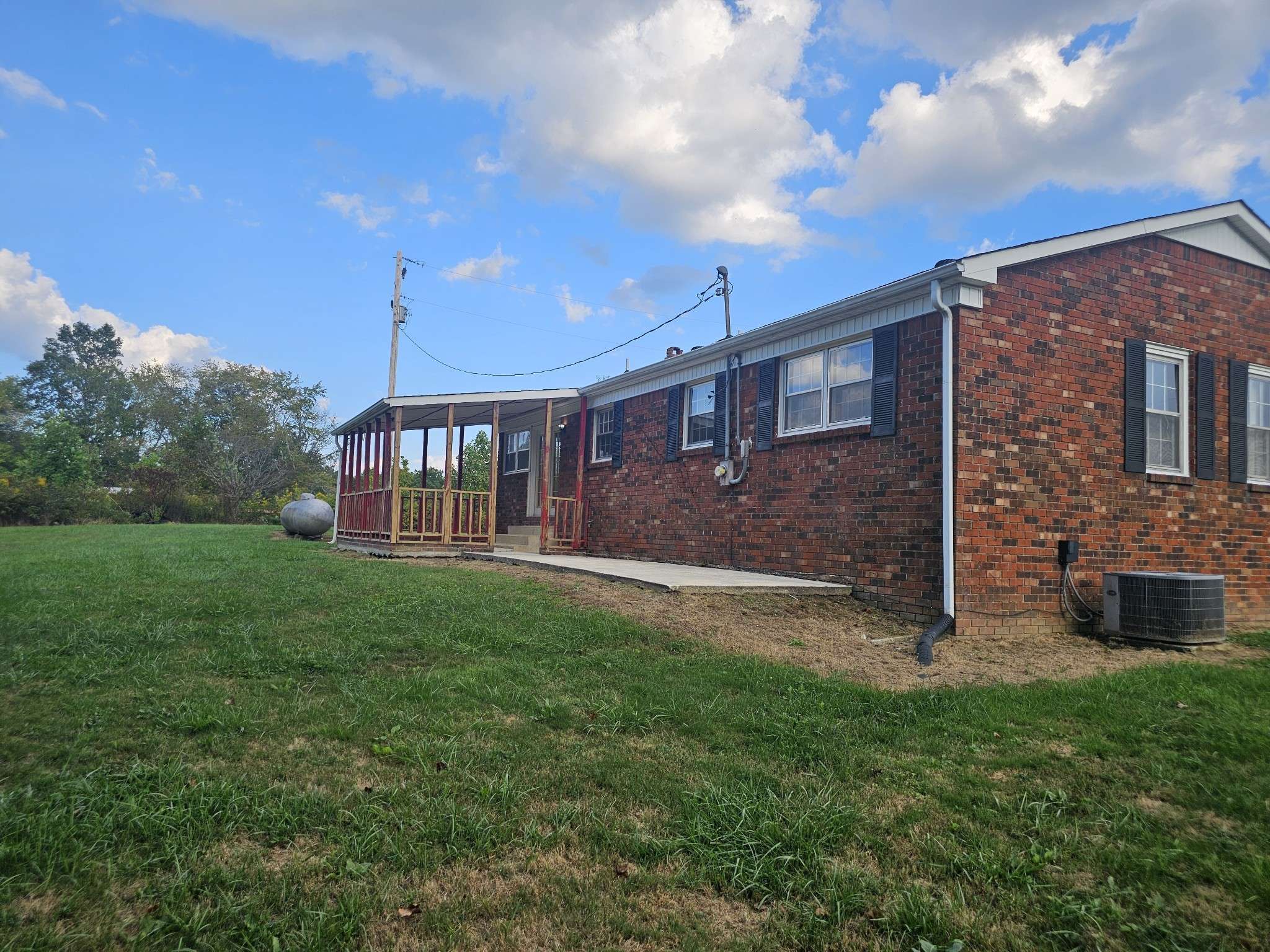 1077 Rock Ave, Palmer, TN 37365