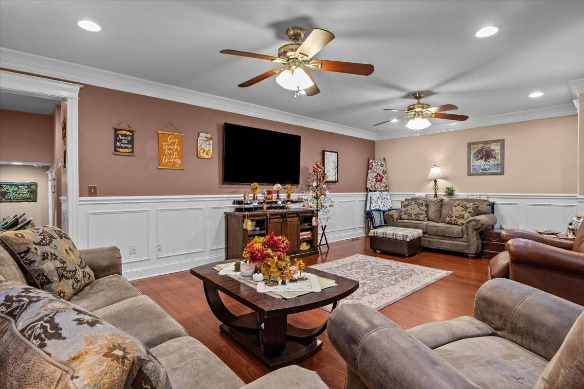 307 Crestview Dr, Dickson, TN 37055