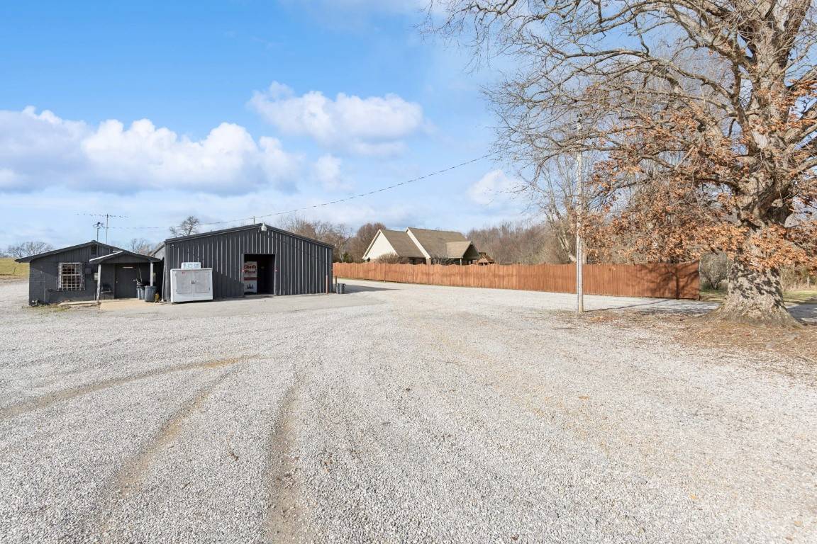 1821 Old Gamaliel Rd, Red Boiling Springs, TN 37150