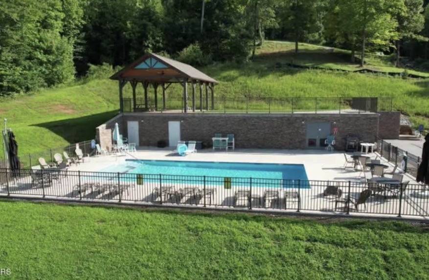 29 The Villages, La Follette, TN 37766