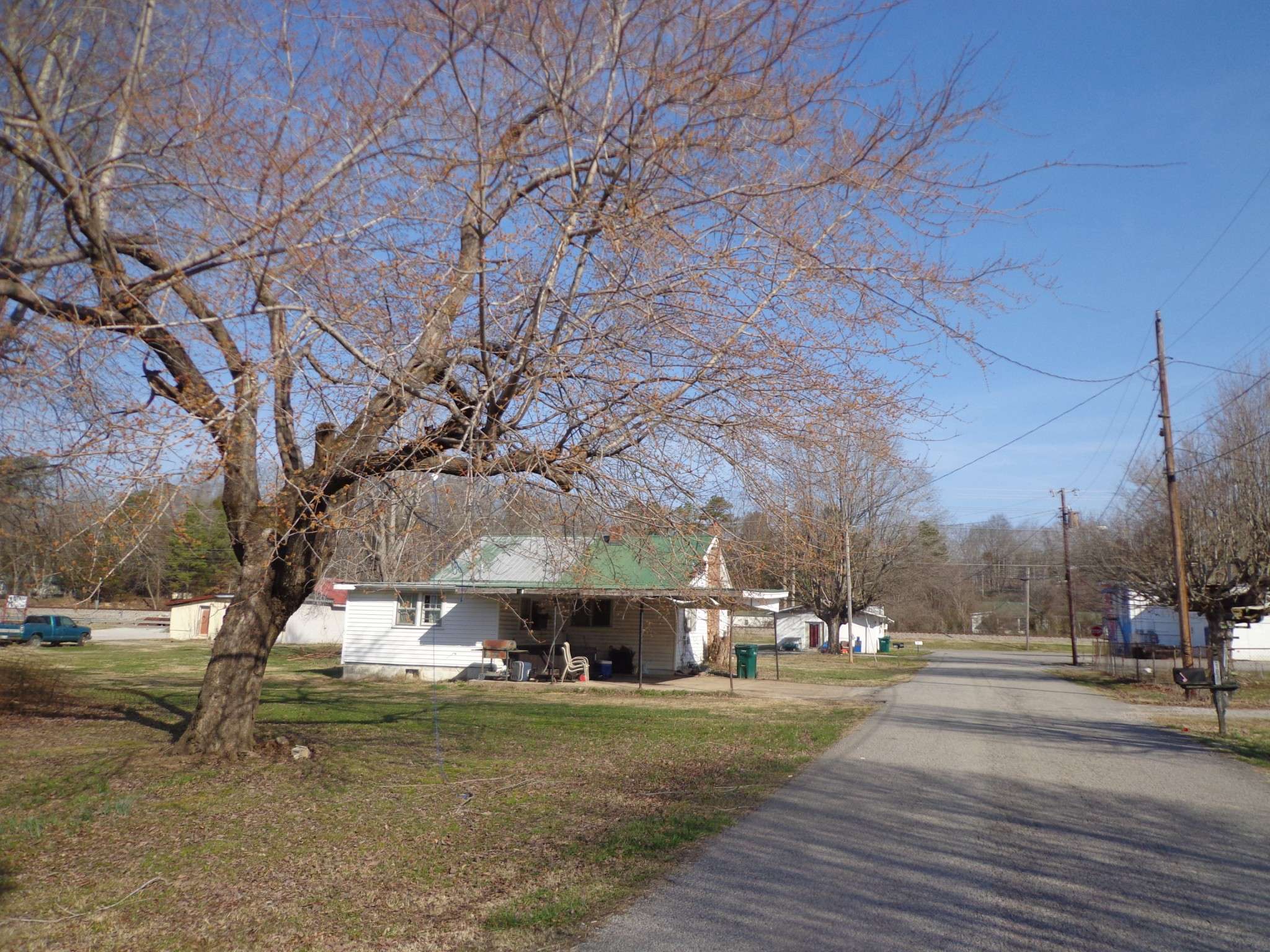 918 E Main St, Waverly, TN 37185