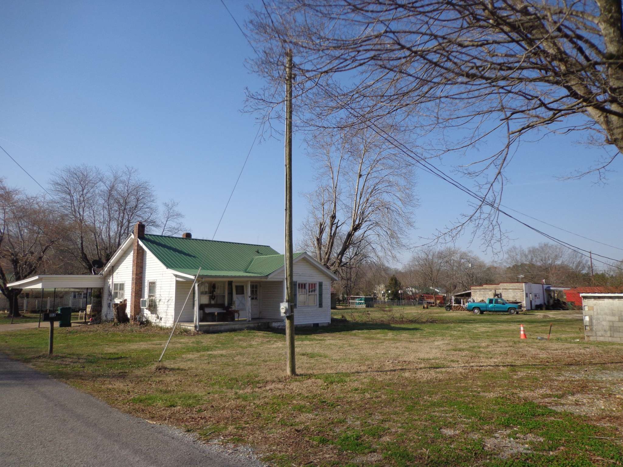 918 E Main St, Waverly, TN 37185