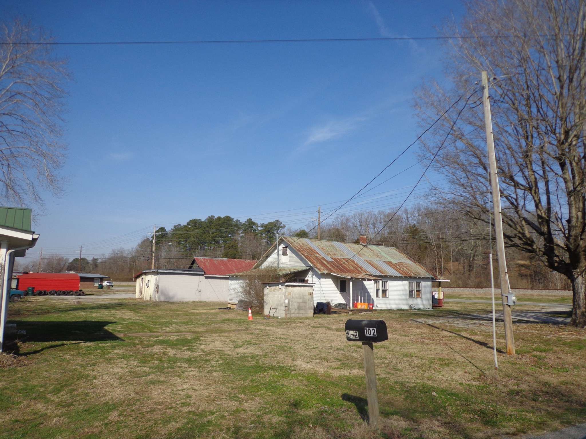 918 E Main St, Waverly, TN 37185