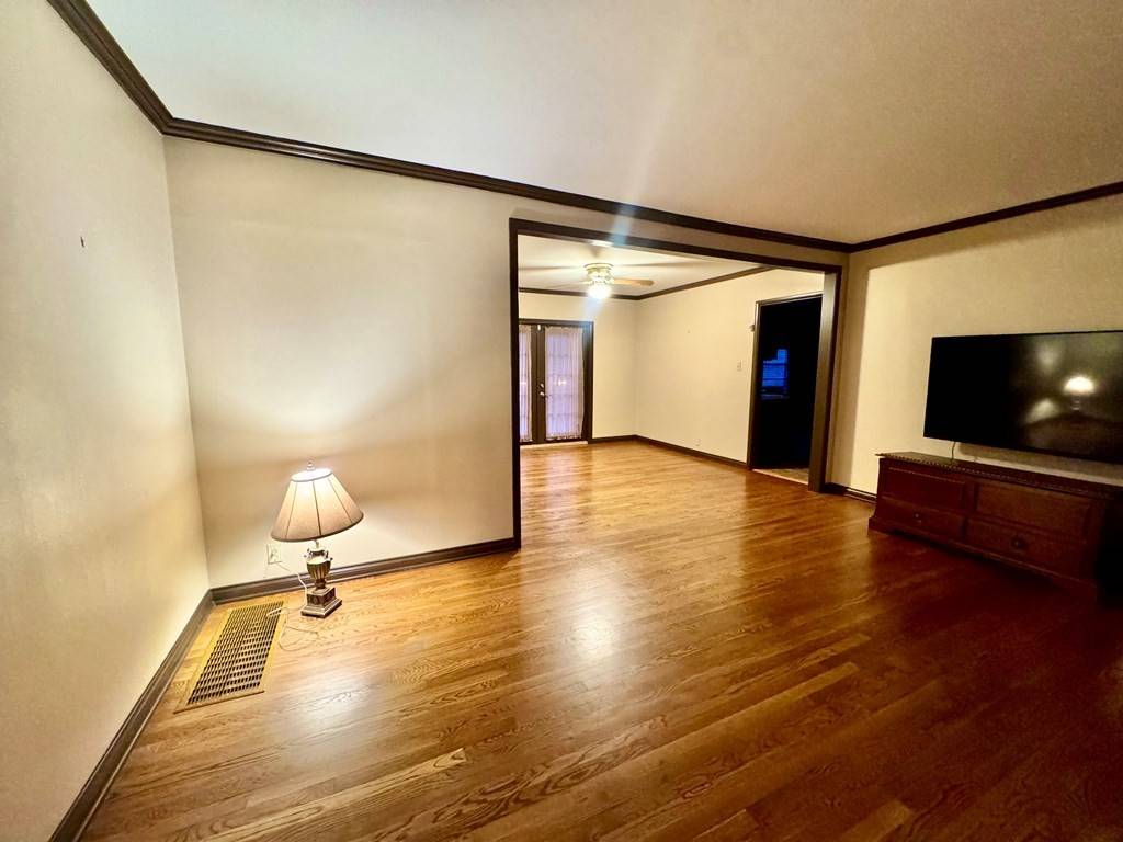 147 Berry St, Camden, TN 38320