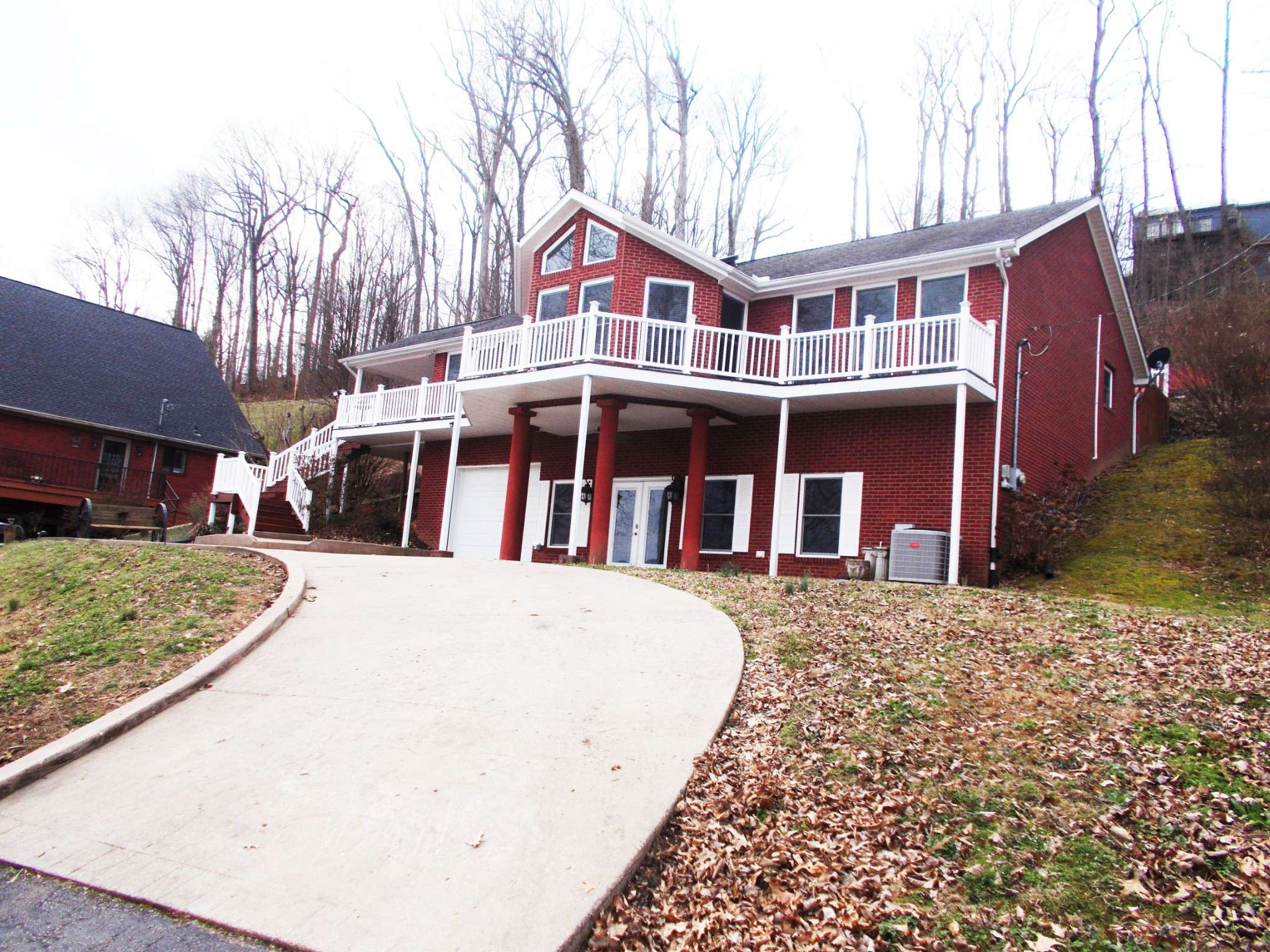 696 Stirling Rd, Camden, TN 38320