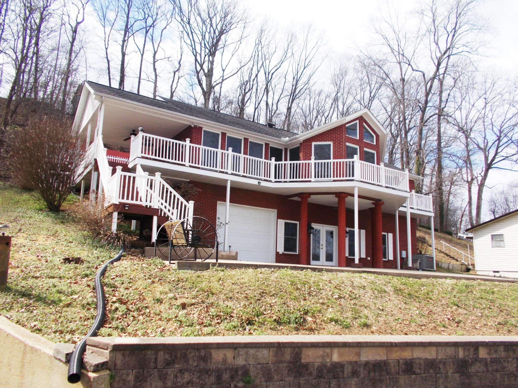 696 Stirling Rd, Camden, TN 38320