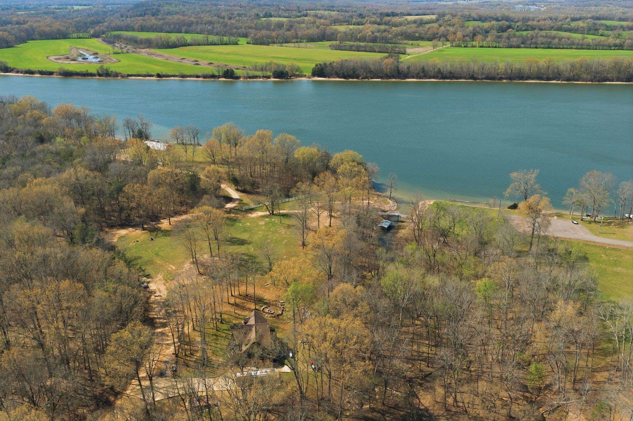1118 Carrollville Landing Rd, Clifton, TN 38425