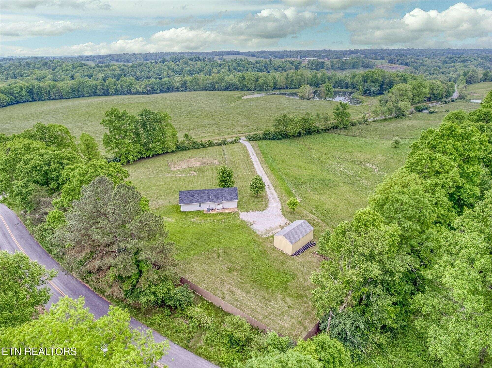 1447 Dykes Rd, Crossville, TN 38571