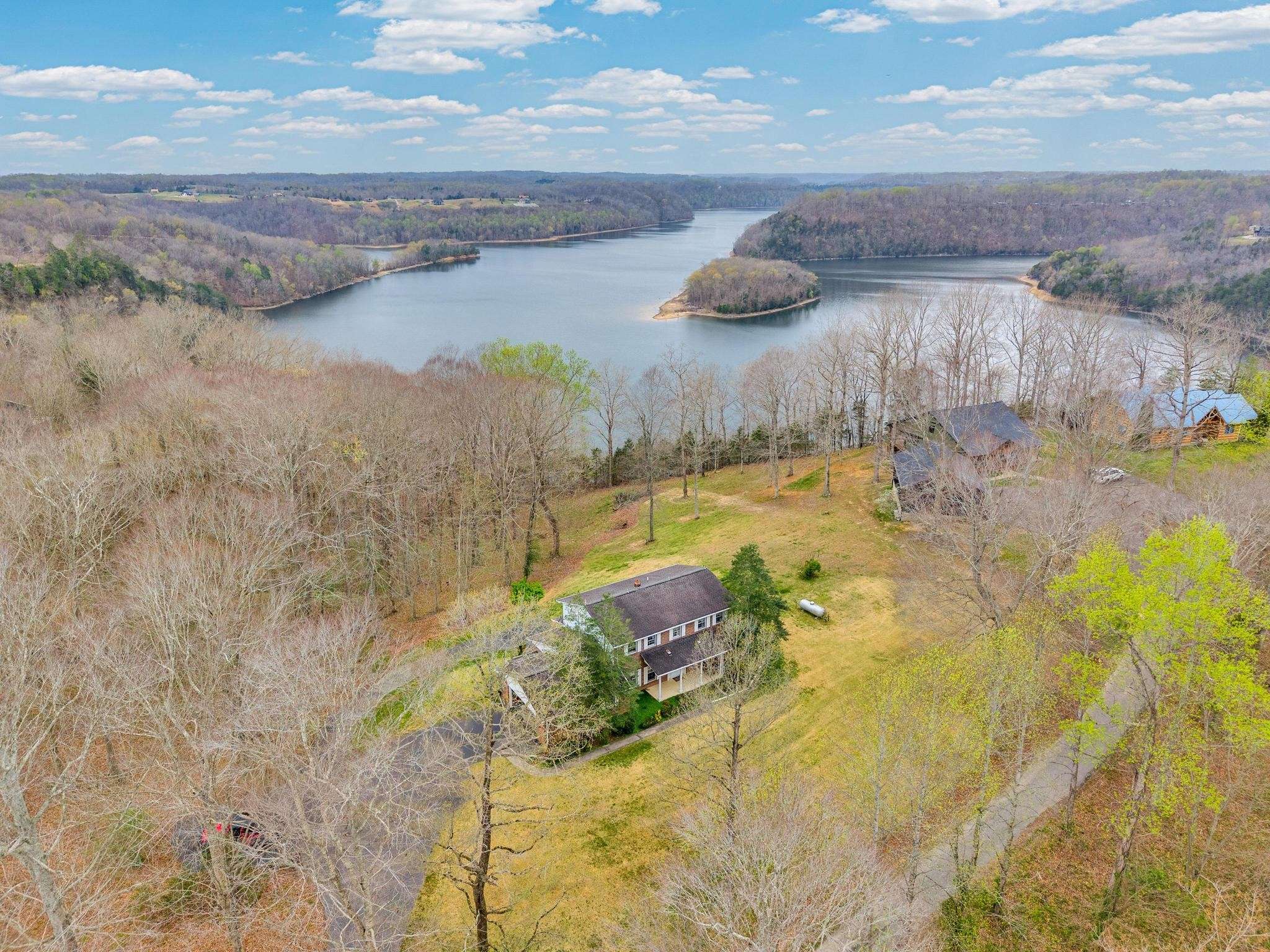 99 Hilltop Ln, Byrdstown, TN 38549