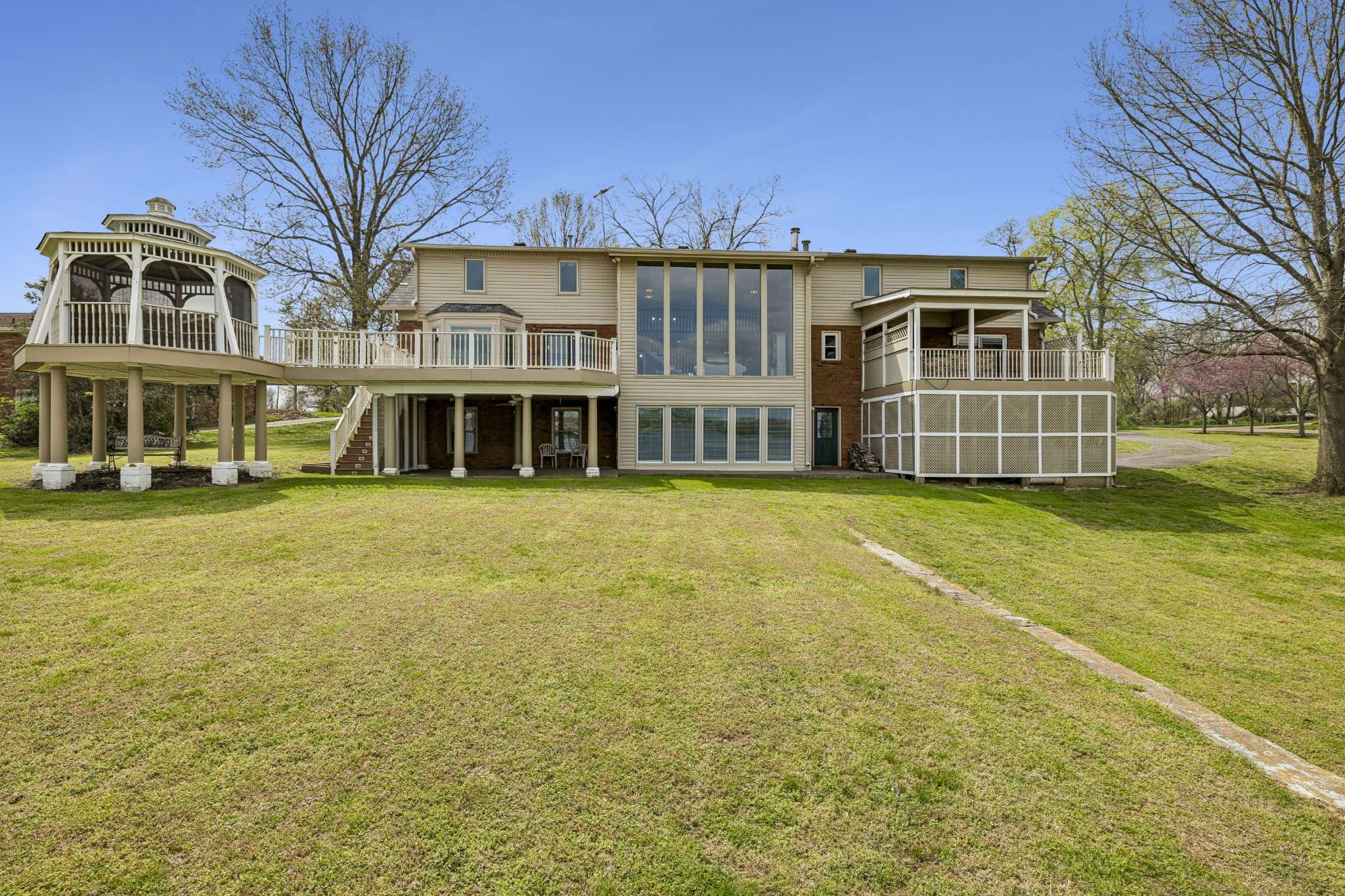 3211 Lakeshore Dr, Old Hickory, TN 37138