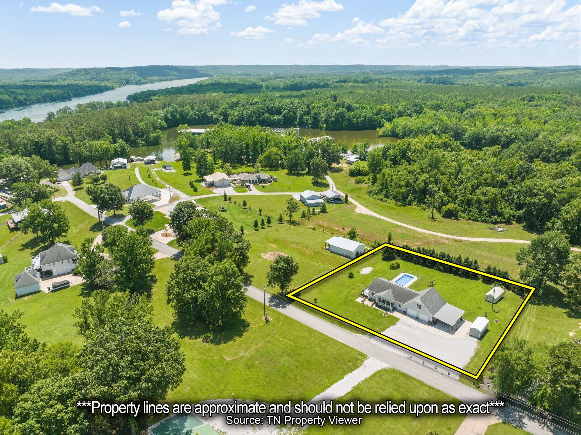 198 Yarbro Harbor Dr, Decaturville, TN 38329