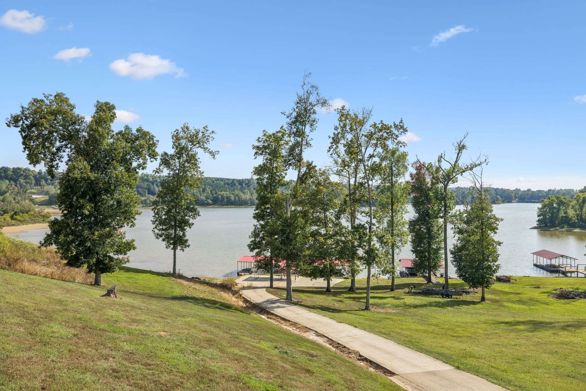 824 Driftwood Dr, Lobelville, TN 37097