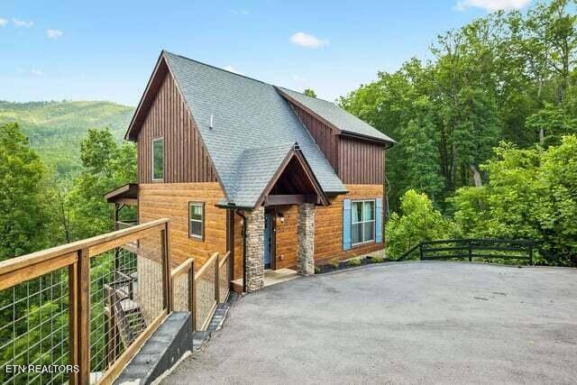 817 Pine Top Lane, Gatlinburg, TN 37738