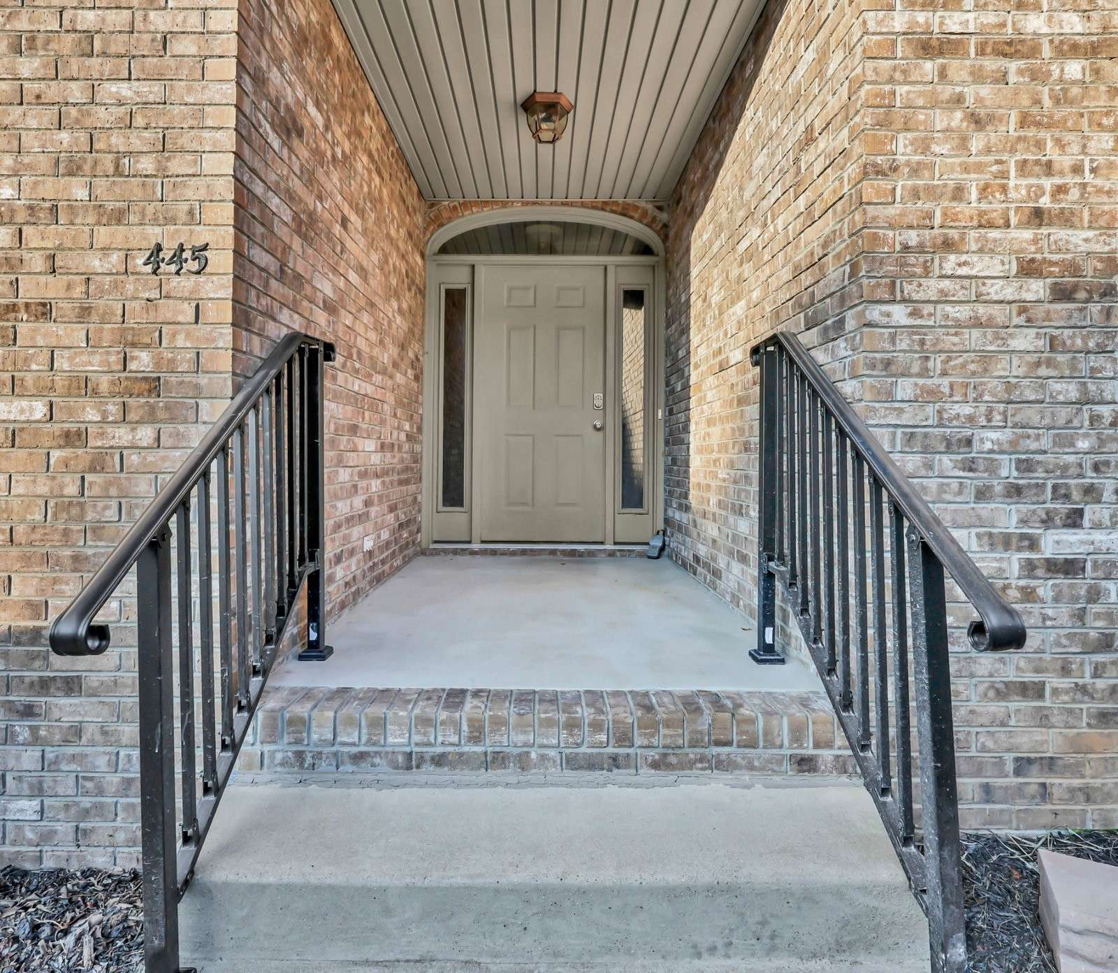 445 Country Club Ct, Clarksville, TN 37043