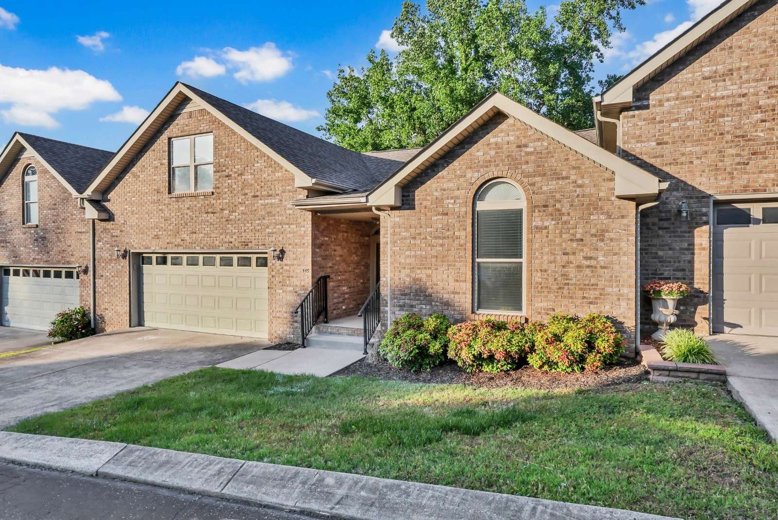 445 Country Club Ct, Clarksville, TN 37043