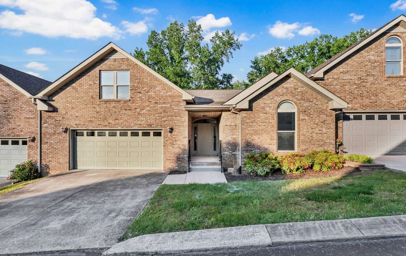 445 Country Club Ct, Clarksville, TN 37043