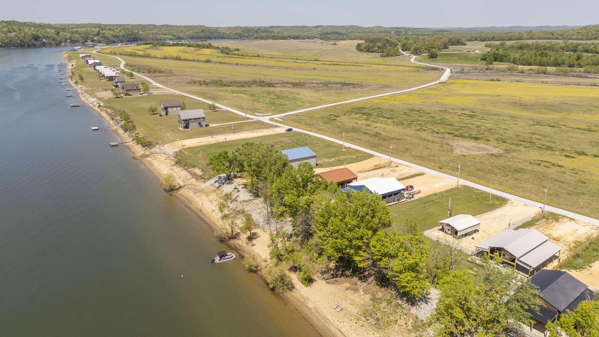 855 Hardin Bottom River Rd, Clifton, TN 38425