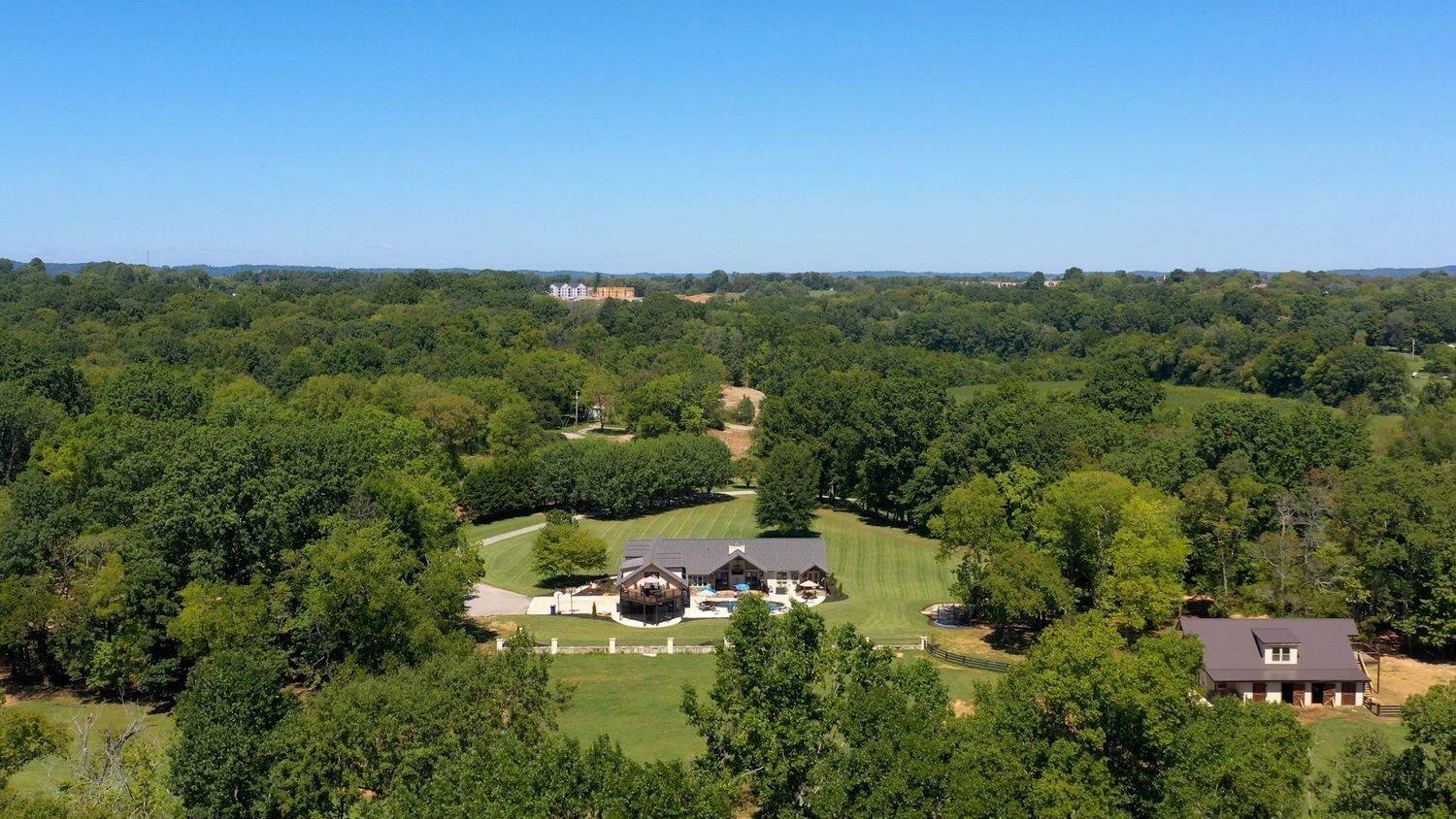 2622 Poplar Knoll Dr, Columbia, TN 38401