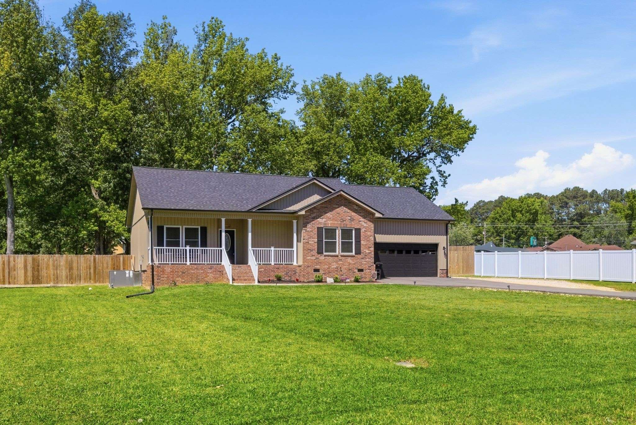 208 Avalon Dr, Paris, TN 38242