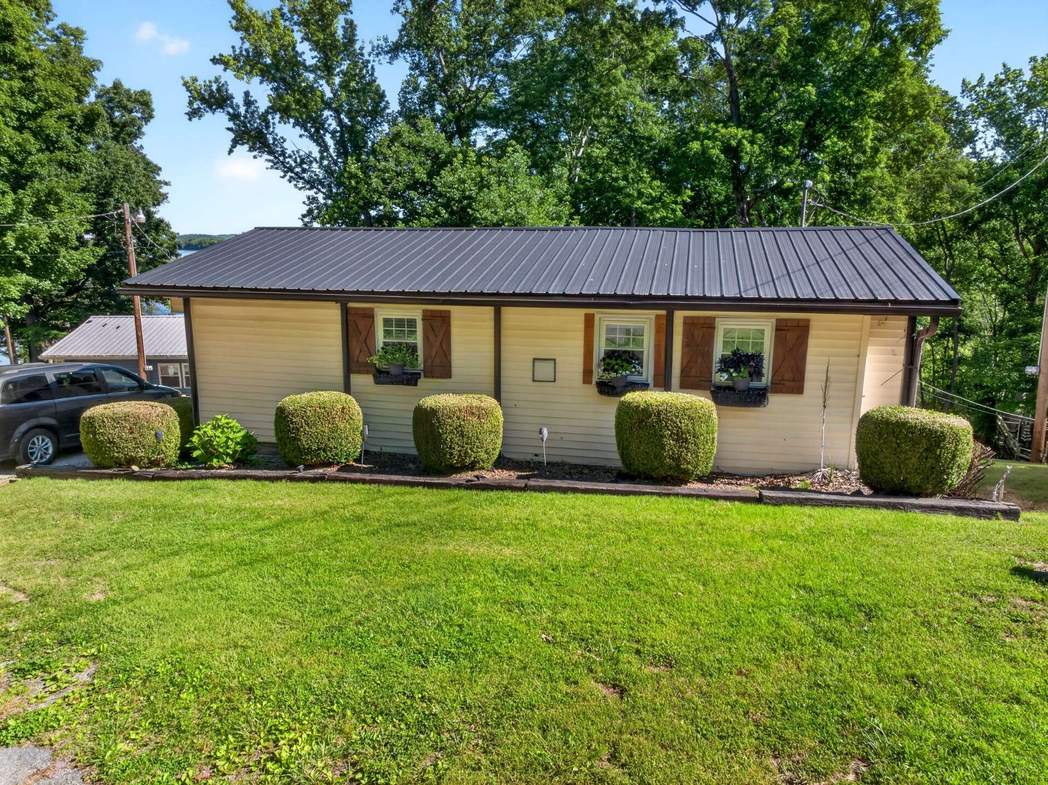 156 Lakeshore Cir, Bumpus Mills, TN 37028