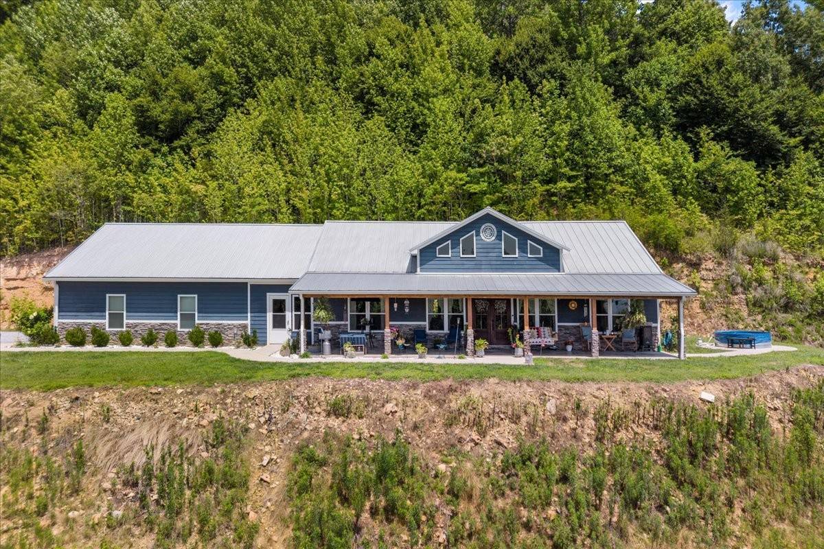 1016 Pointe of View Ln, Stewart, TN 37175
