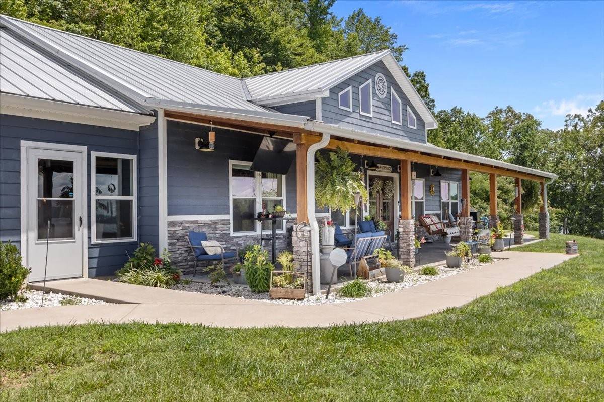 1016 Pointe of View Ln, Stewart, TN 37175
