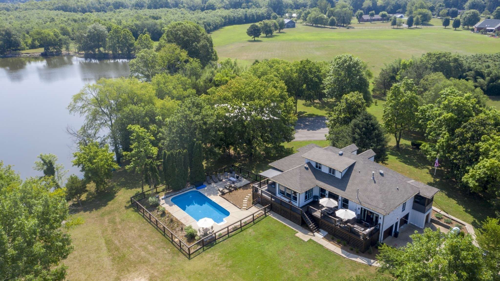 1014 Lakeview Cir, Ashland City, TN 37015