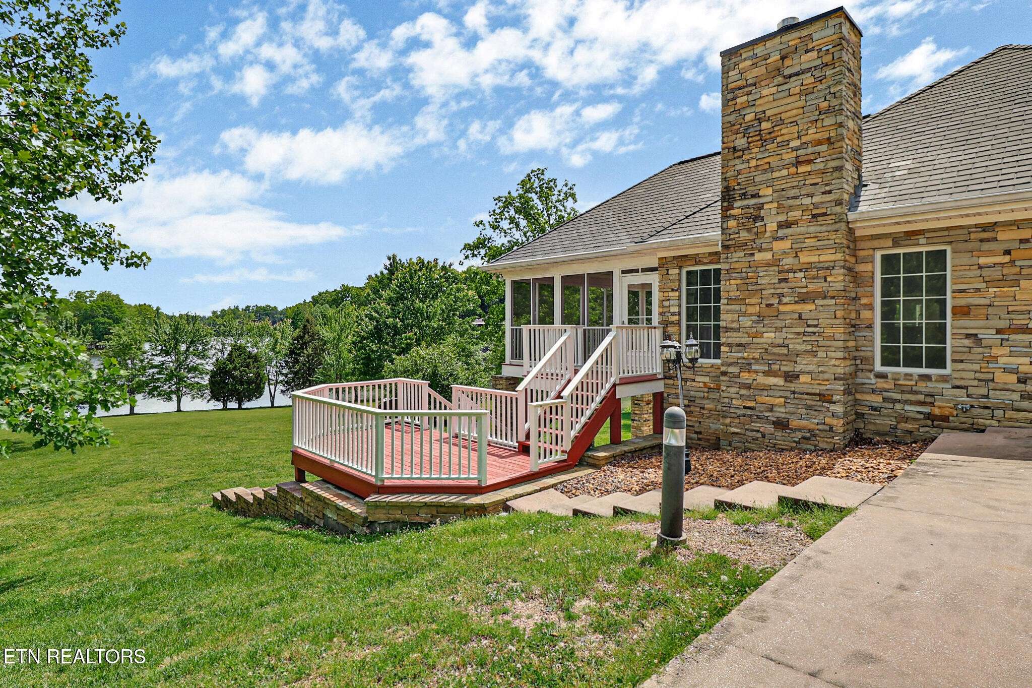 310 Old Stagecoach Place, Crossville, TN 38571