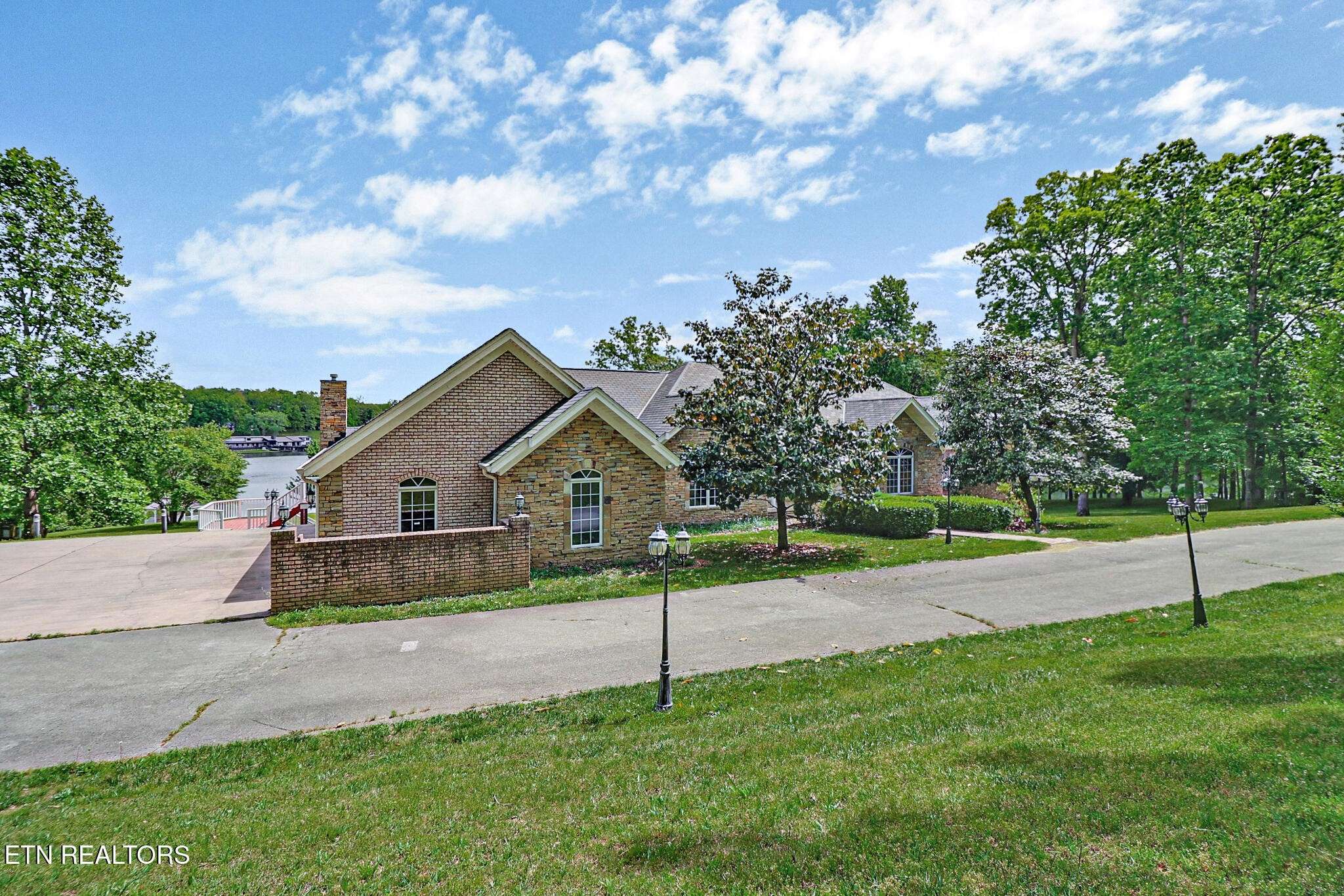 310 Old Stagecoach Place, Crossville, TN 38571